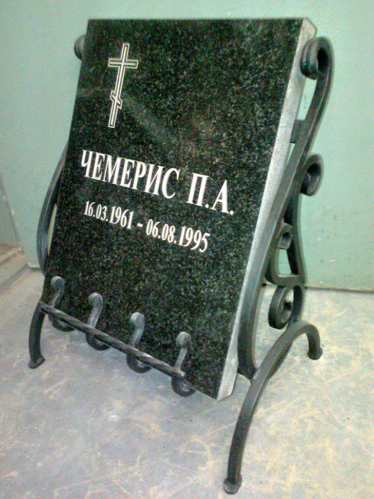 памятник из натурального камня